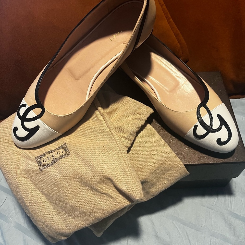 Gucci Beige and White Flats with Black Trim - Picture 4 of 4